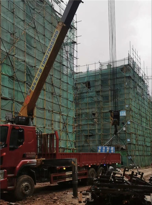 和田县“慢工细活”—— 吊车的 “微动控制” 技术