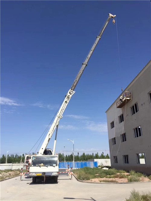 和田县“轻装强干”—— 吊车的 “轻量化臂架” 技术